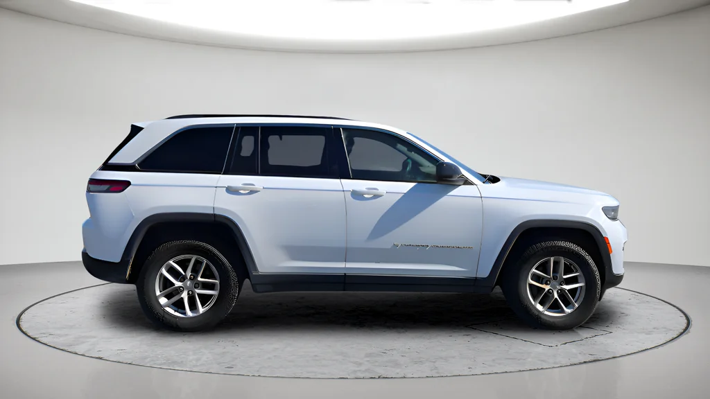 Used 2024 White Jeep Laredo X image 2