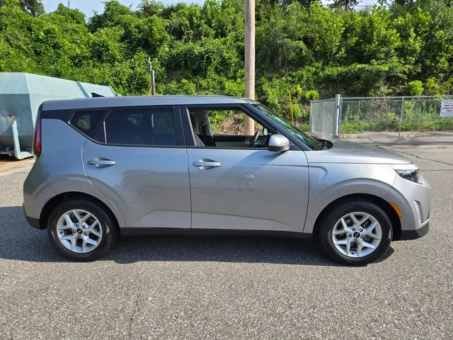 Used 2025 Silver Kia  image 10