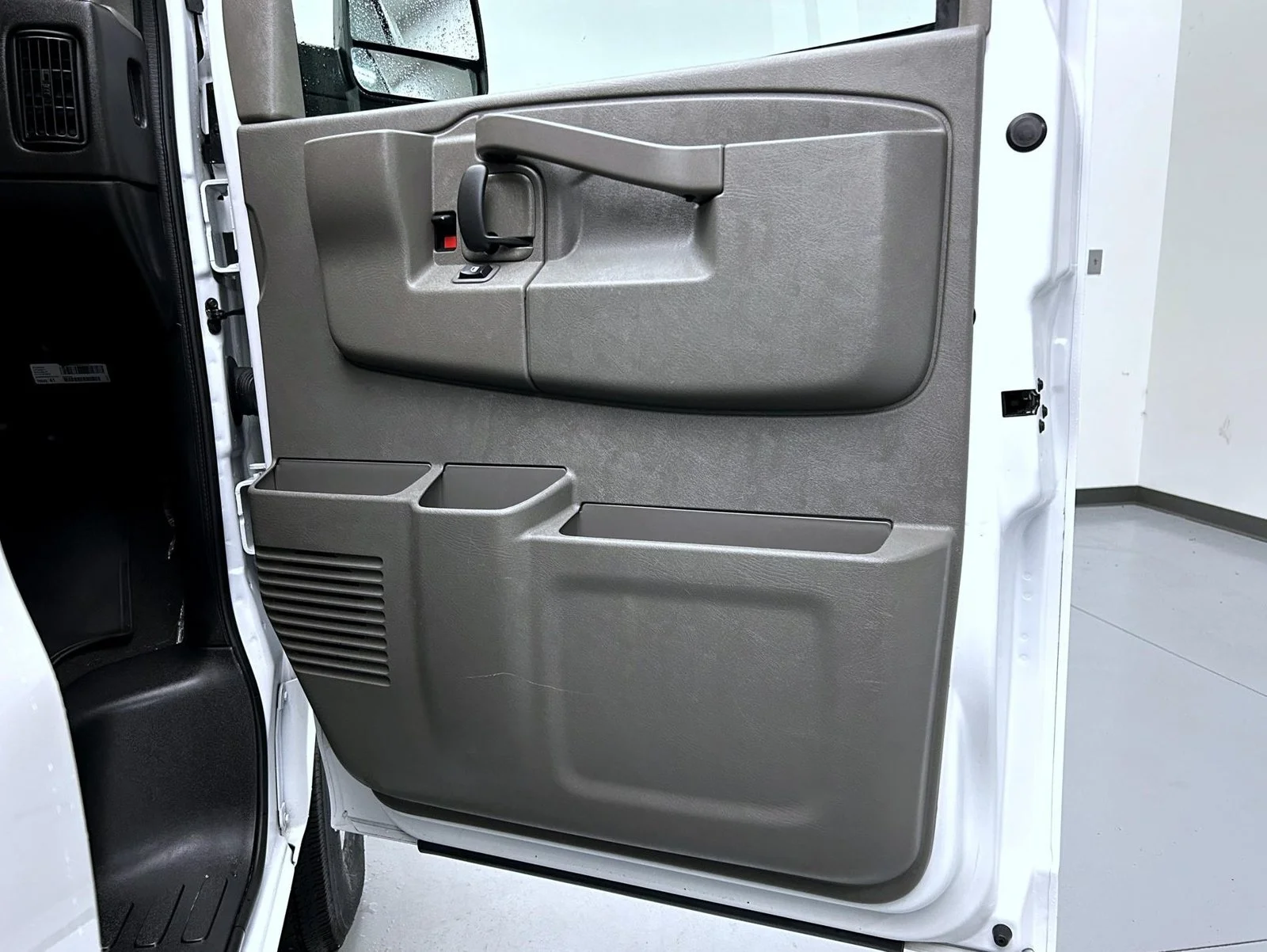 Used 2025 White Chevrolet LT image 16