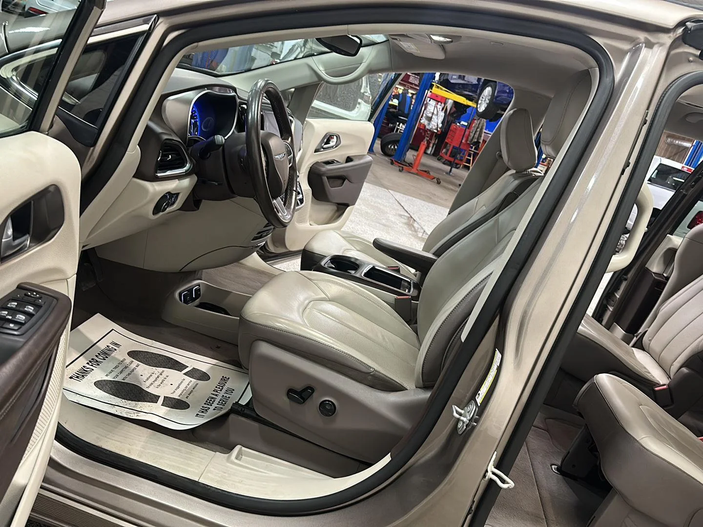 Used 2018 Molten Silver Chrysler Touring L Plus image 15