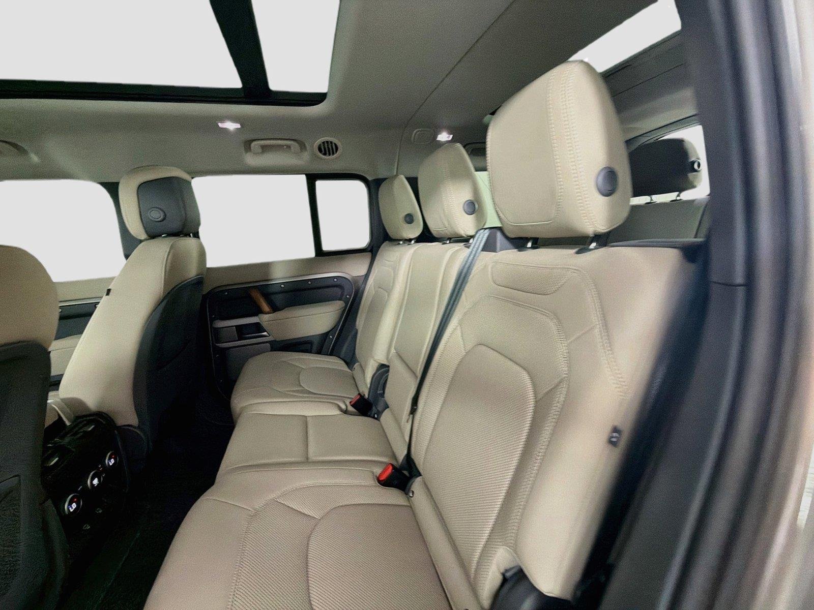 Used 2024 Silicon Silver Land Rover S image 26