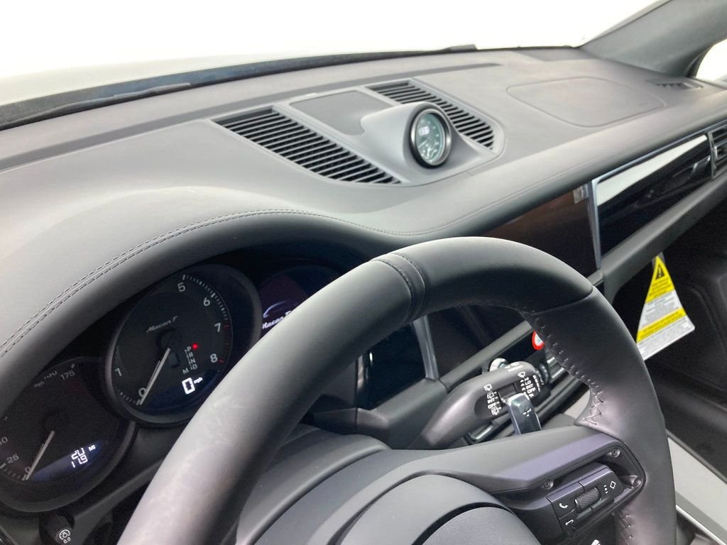 2026 Porsche Macan T - Photo 9