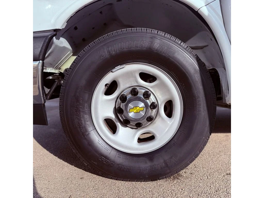 Used 2025 Summit White Chevrolet LT image 32