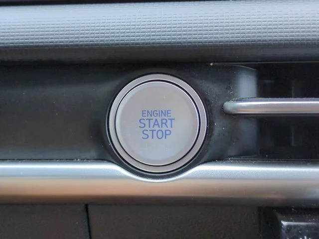 Used 2025 White Hyundai SEL image 27