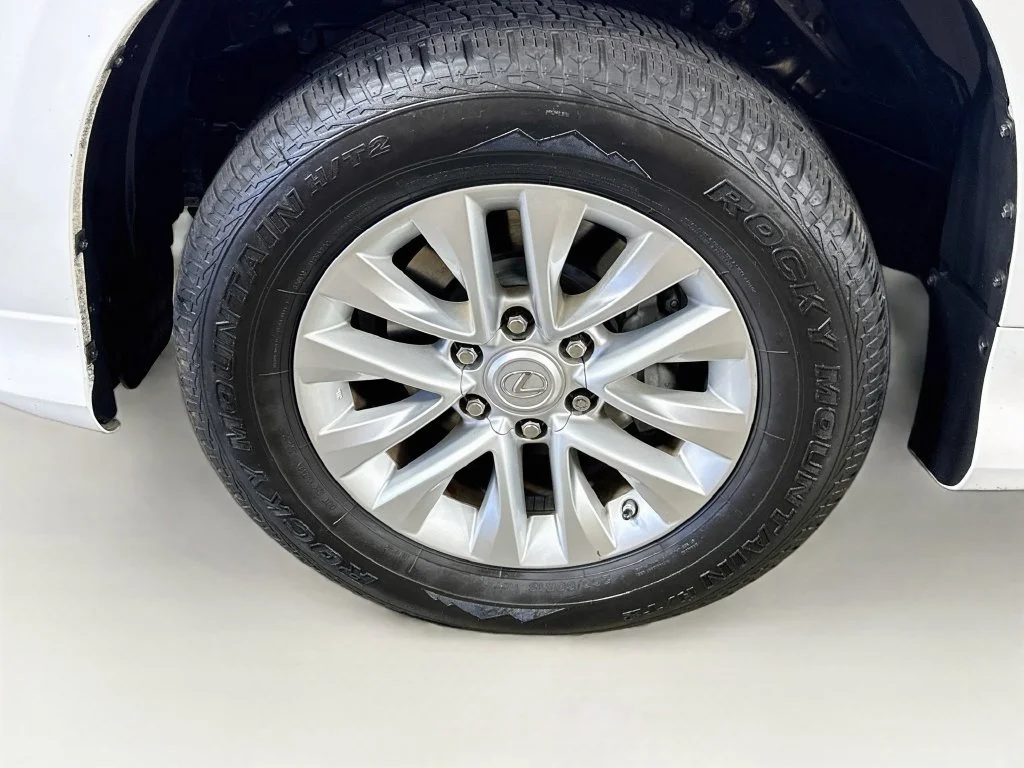 Used 2016 White Lexus 460 image 42