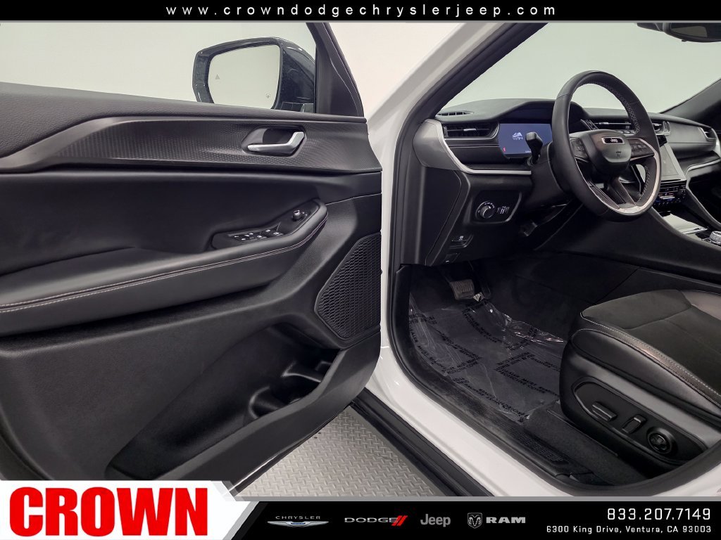 Used 2023 White Jeep Altitude image 19