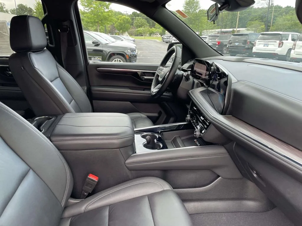 Used 2025 Black Chevrolet LT image 9