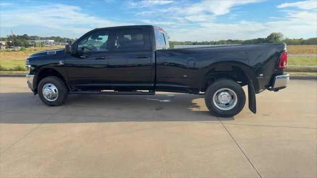 New 2026 Diamond Black Crystal Pearl-Coat Exterior Paint RAM Tradesman image 6