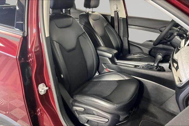 Used 2022 Red Jeep Latitude image 23