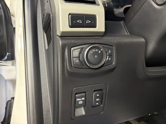 Used 2018 White Platinum Clearcoat Metallic Ford Lariat image 19
