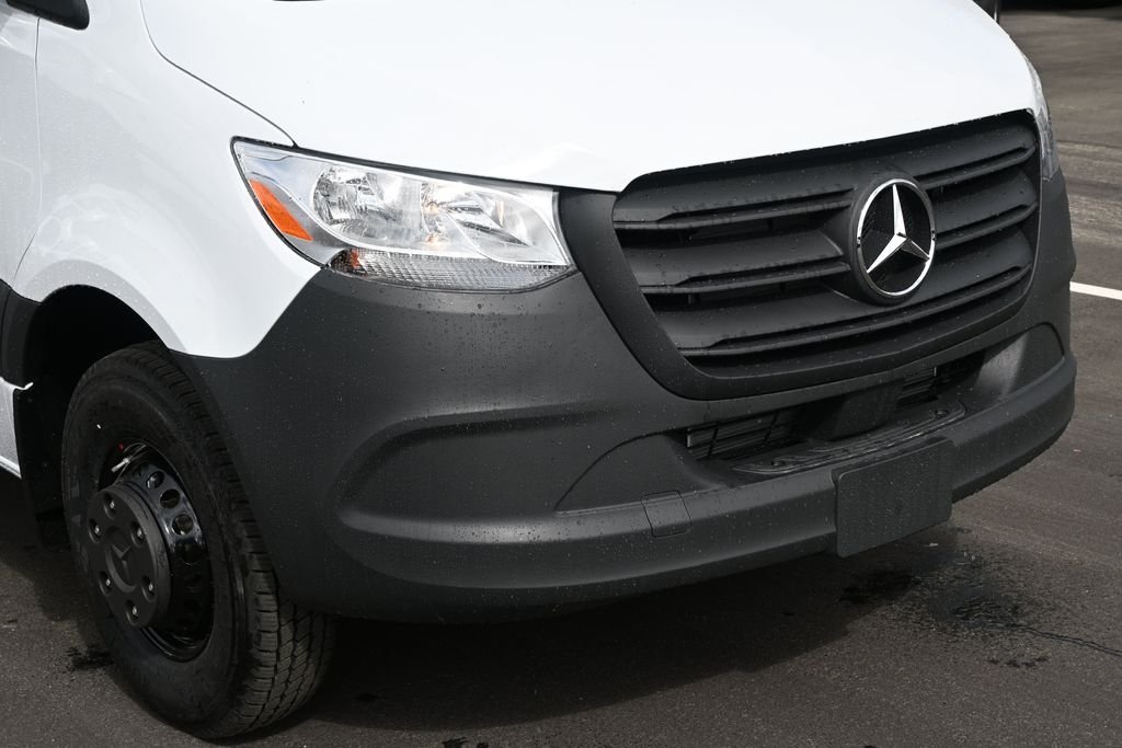 Used 2026 Arctic White Mercedes-Benz Cargo 170 WB image 31