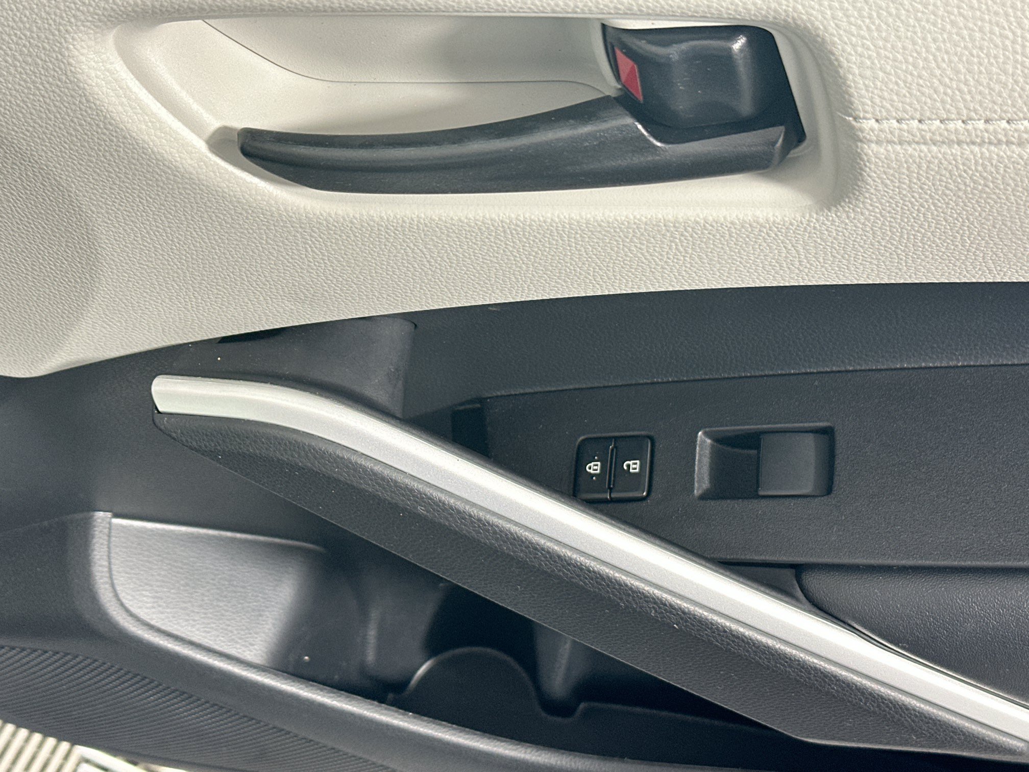 Certified Used 2025 Silver Toyota LE image 29