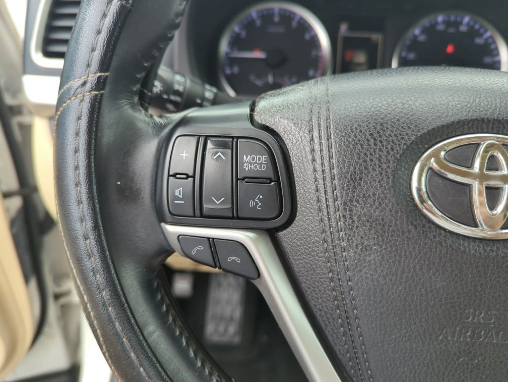 Used 2017 White Toyota LE Plus image 22