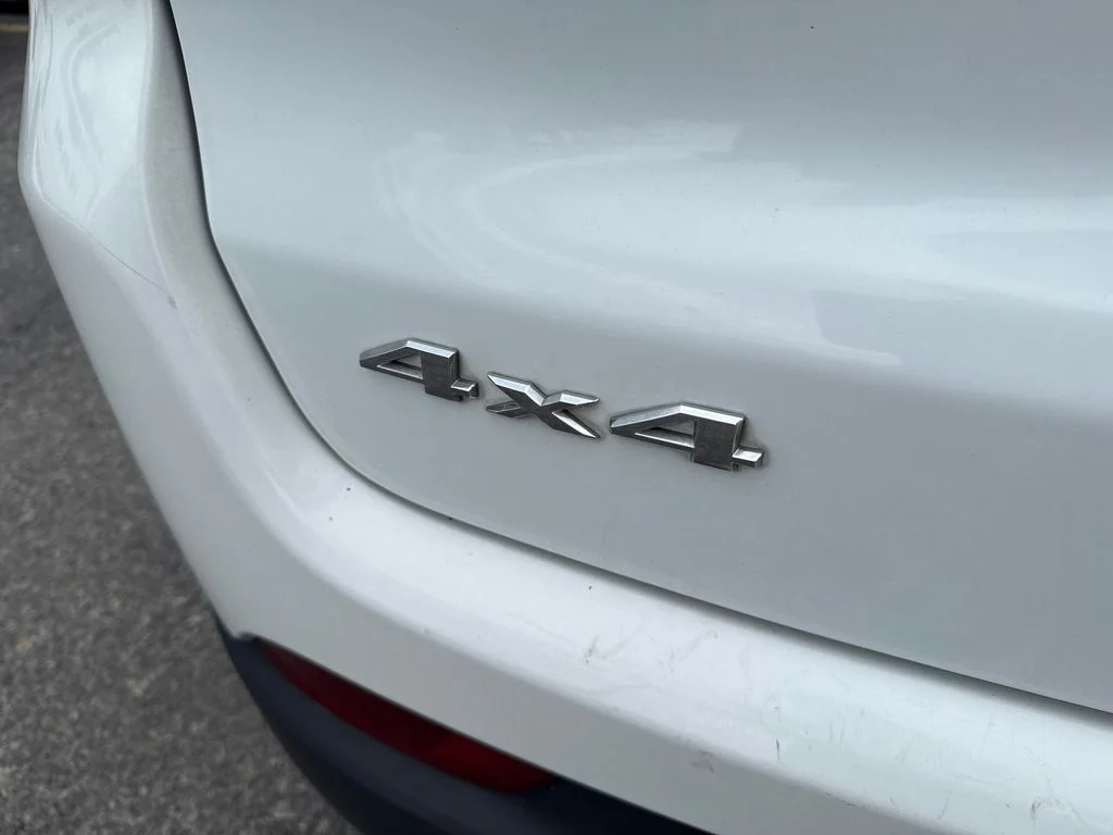 Used 2024 White/off-white Jeep Latitude image 9