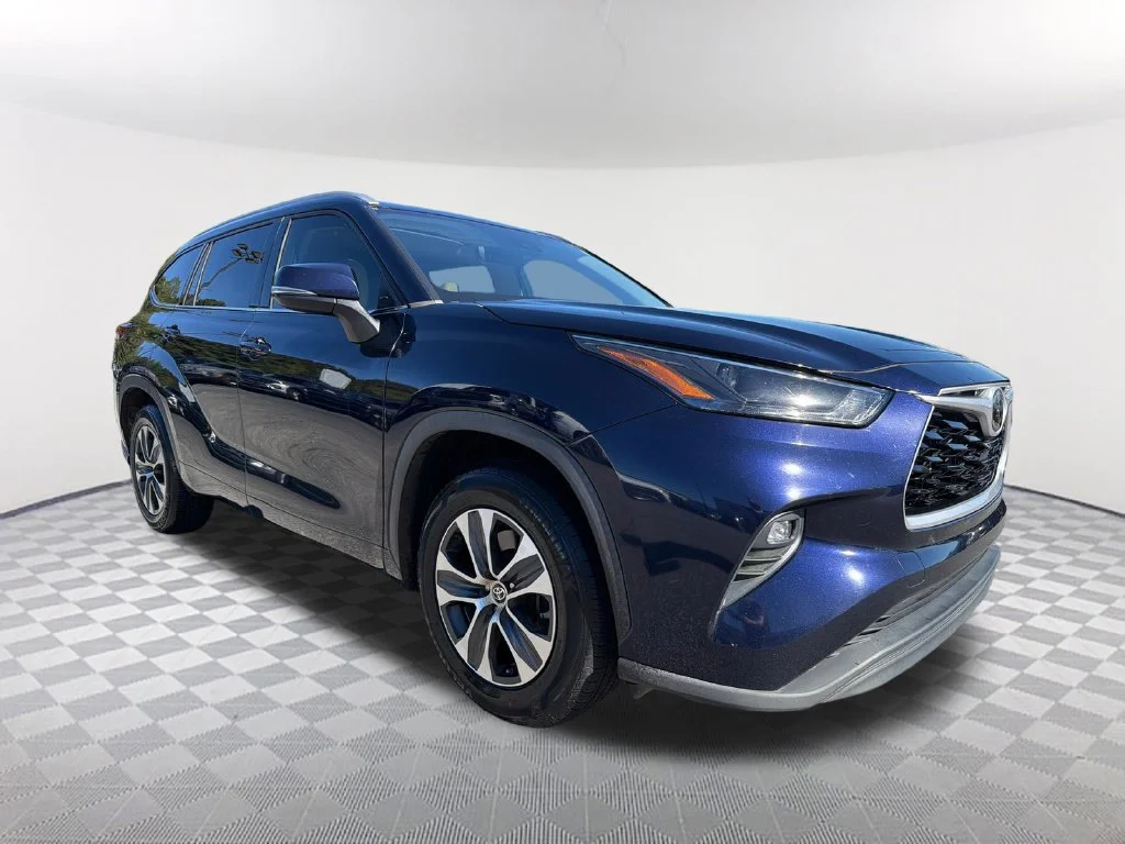 Used 2022 Blue Toyota XLE image 3