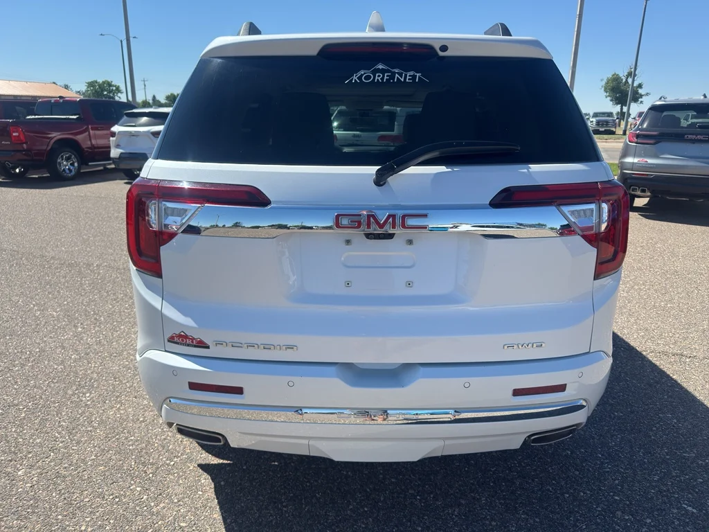 Used 2022 White Frost Tricoat GMC Denali image 7