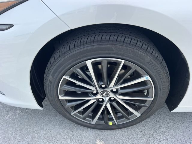 Used 2024 White Lexus 300h image 10