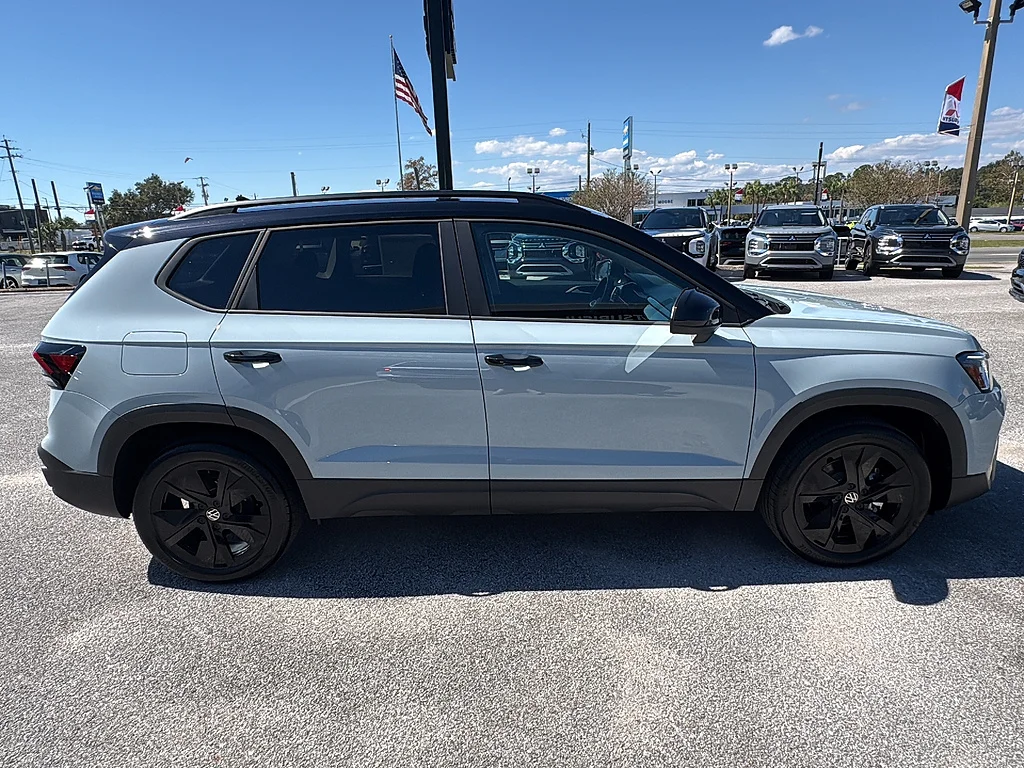 New 2027 Monument Gray w/ Deep Black Roof Volkswagen SE Black FWD image 26