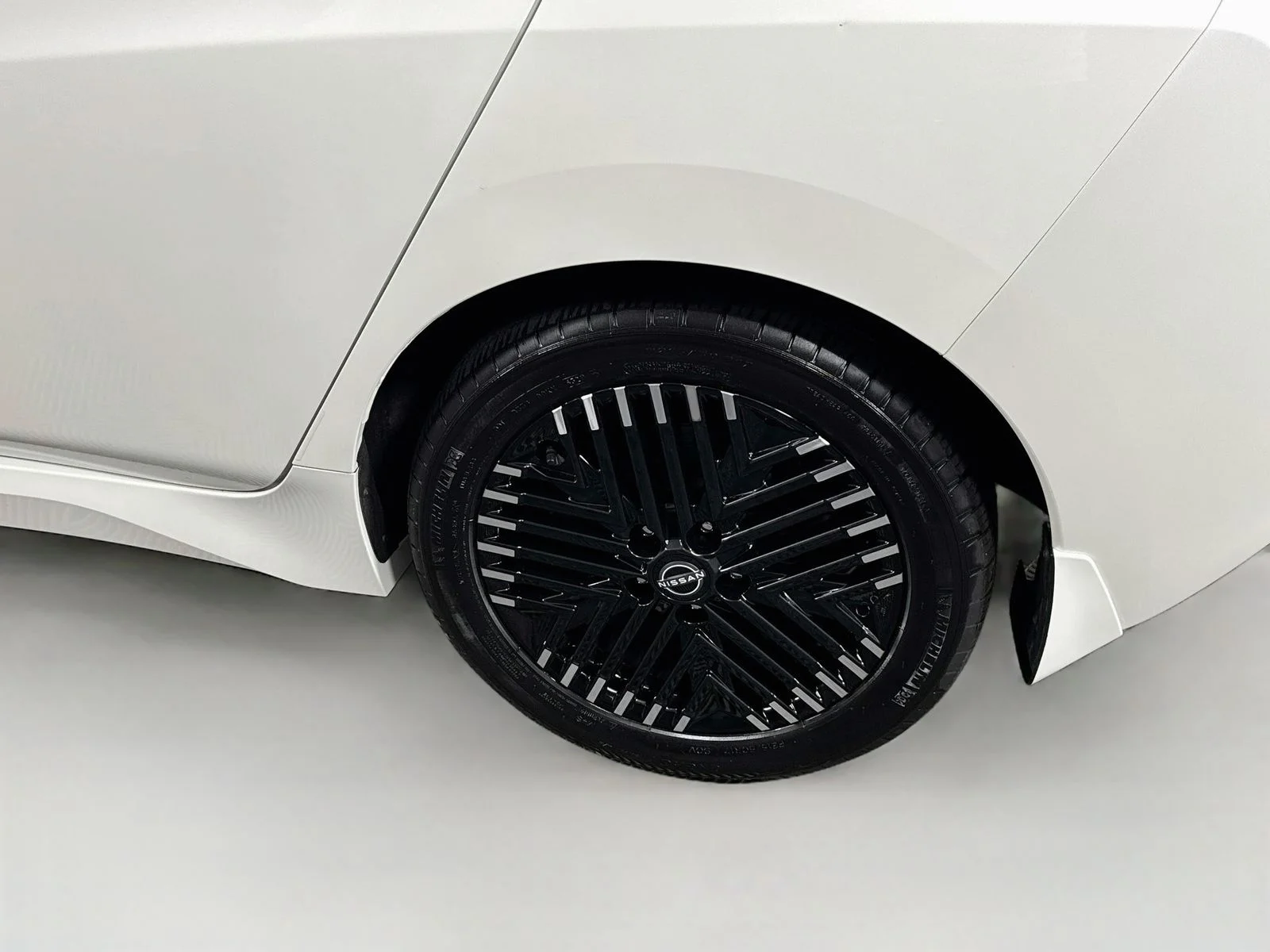 Used 2023 White Nissan SV Plus image 27