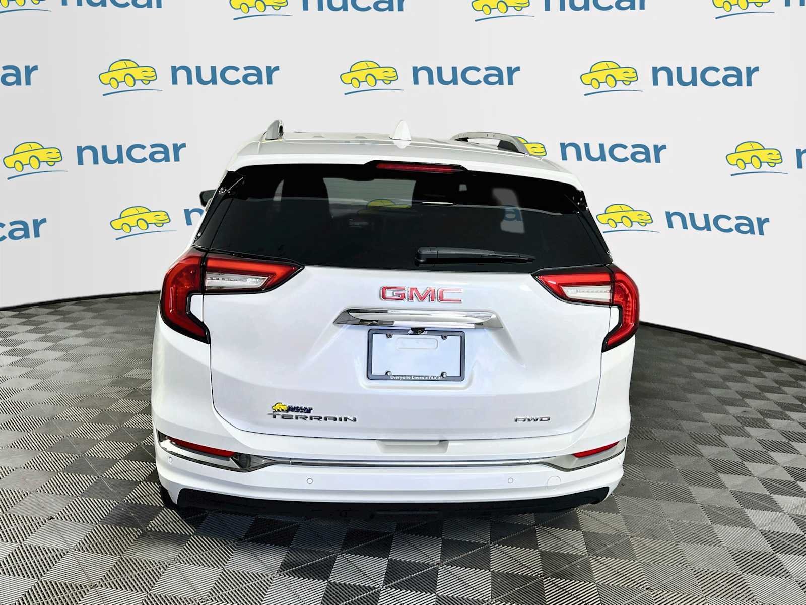 Used 2022 White Frost Tricoat GMC Denali image 6
