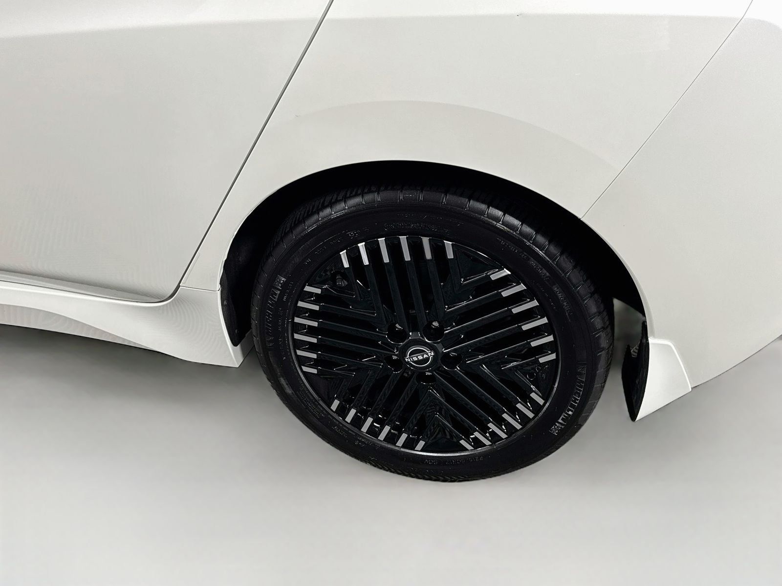 Used 2023 White Nissan SV Plus image 27