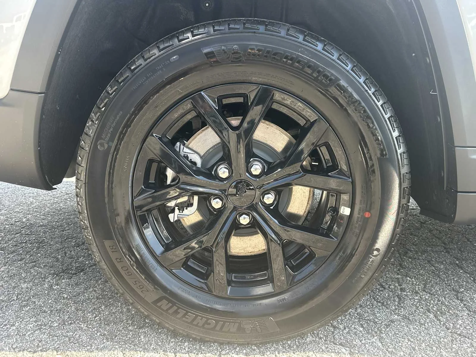 New 2026 Silver Zynith Exterior Paint Jeep Laredo Altitude image 17