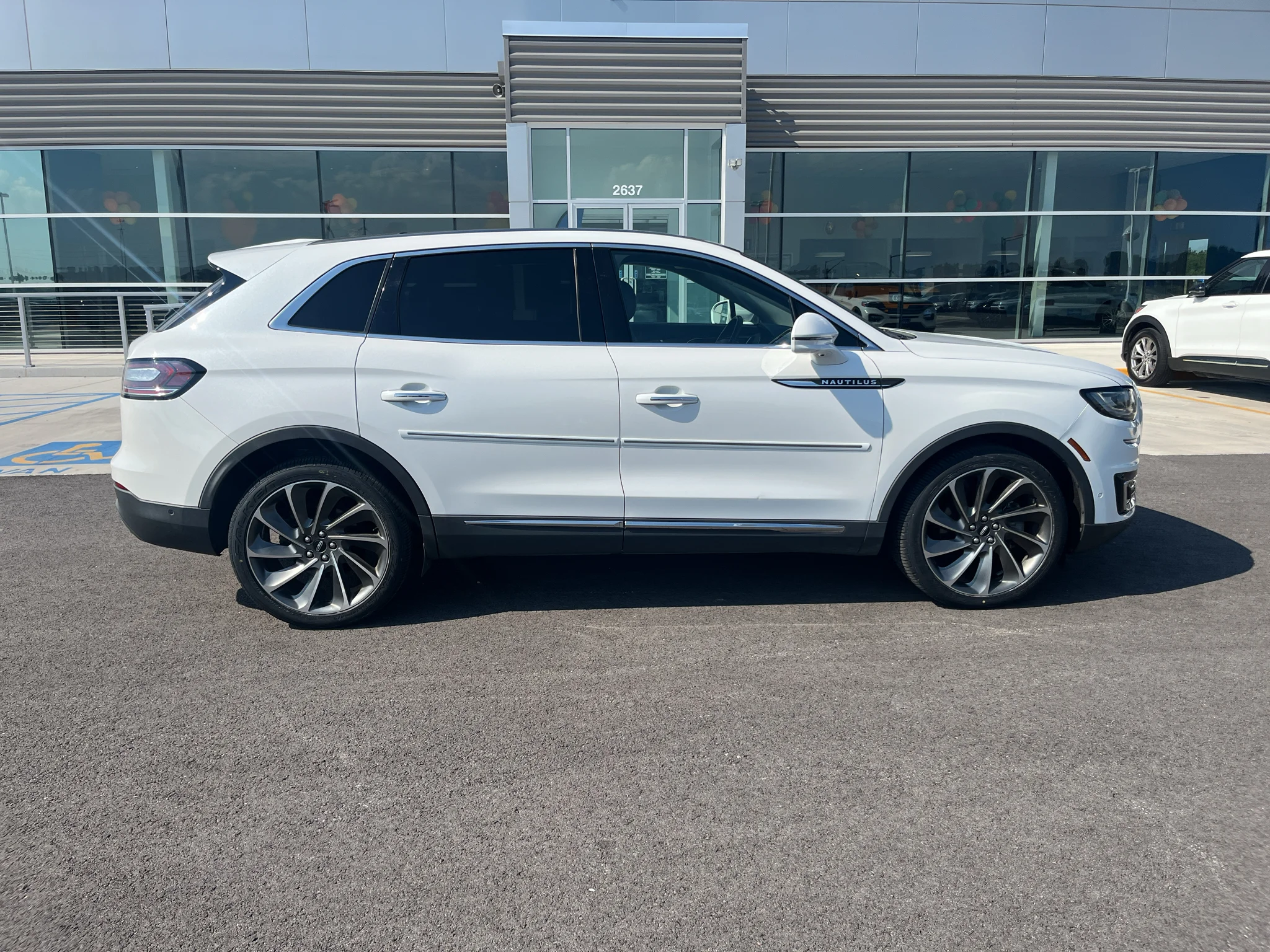 Used 2020 Pristine White Lincoln Reserve image 4