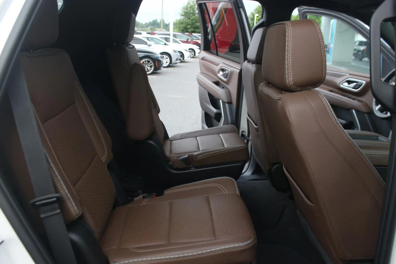 Used 2024 Iridescent Pearl Tricoat Chevrolet High Country image 41