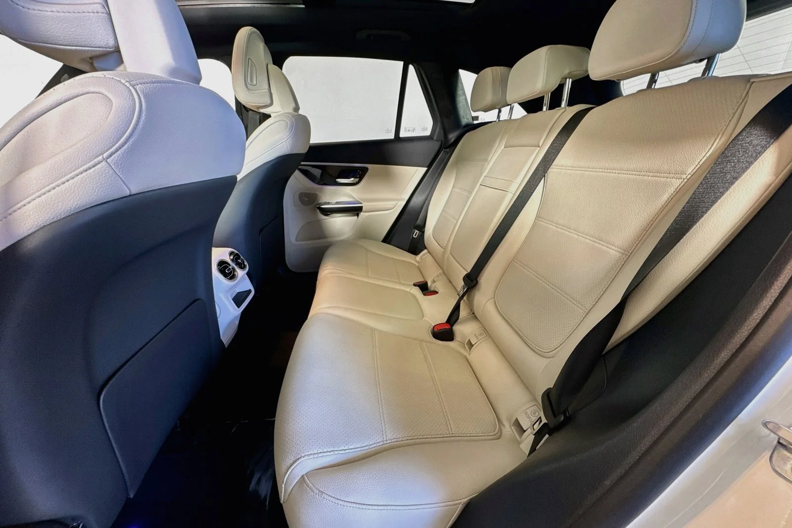 Used 2026 Polar White Mercedes-Benz GLC 300 image 23