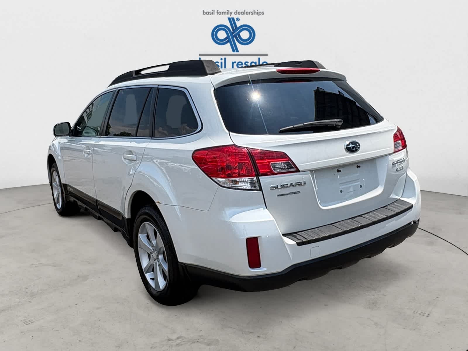 Used 2013 Satin White Pearl Subaru 2.5i Premium image 4