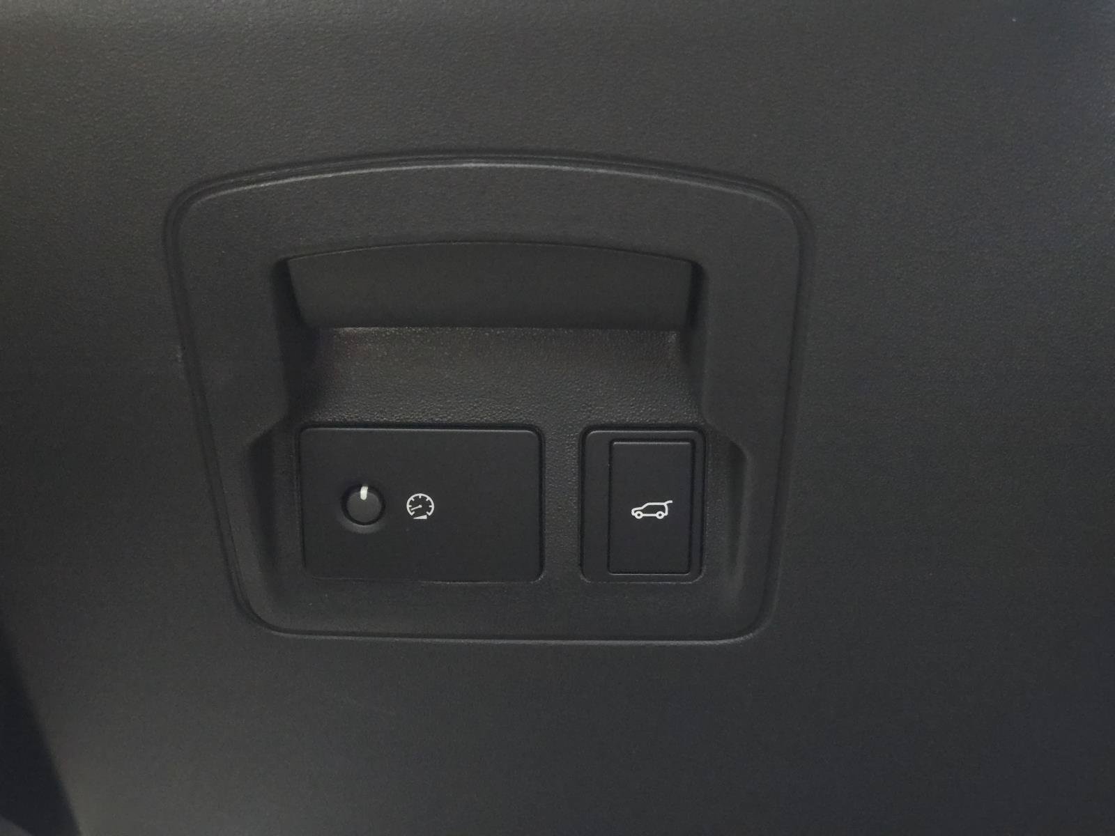 Used 2025 Fuji White Land Rover Dynamic SE image 18