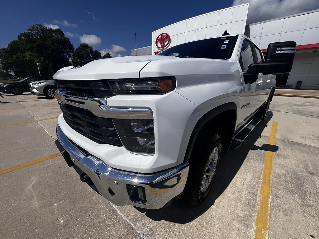 Used 2025 Summit White Chevrolet LT image 7