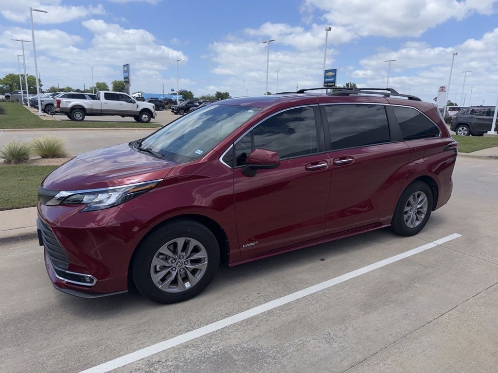 2021 Toyota Sienna XLE 8-Passenger Hybrid FWD's photo