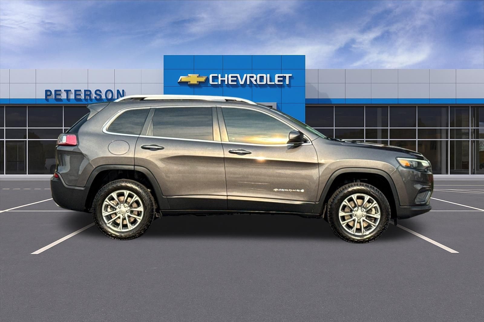 Used 2019 Gray Jeep Latitude Plus image 3