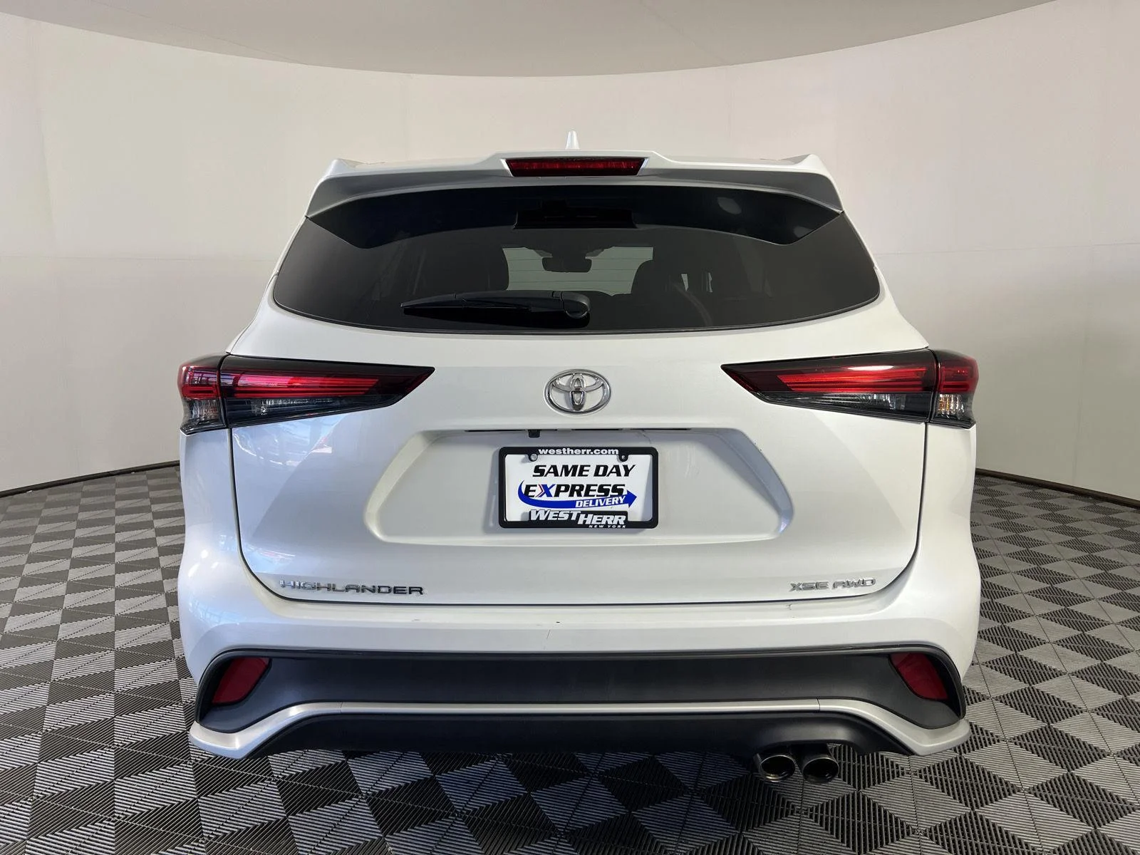 Used 2024 Wind Chill Pearl Toyota XSE image 4