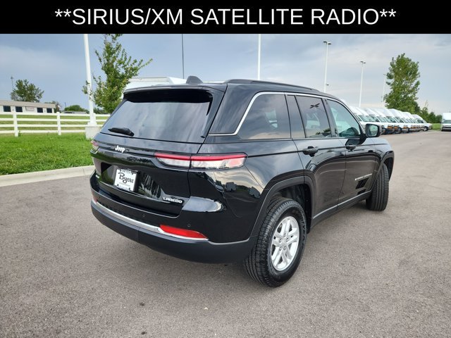 Used 2025  Jeep Laredo image 10