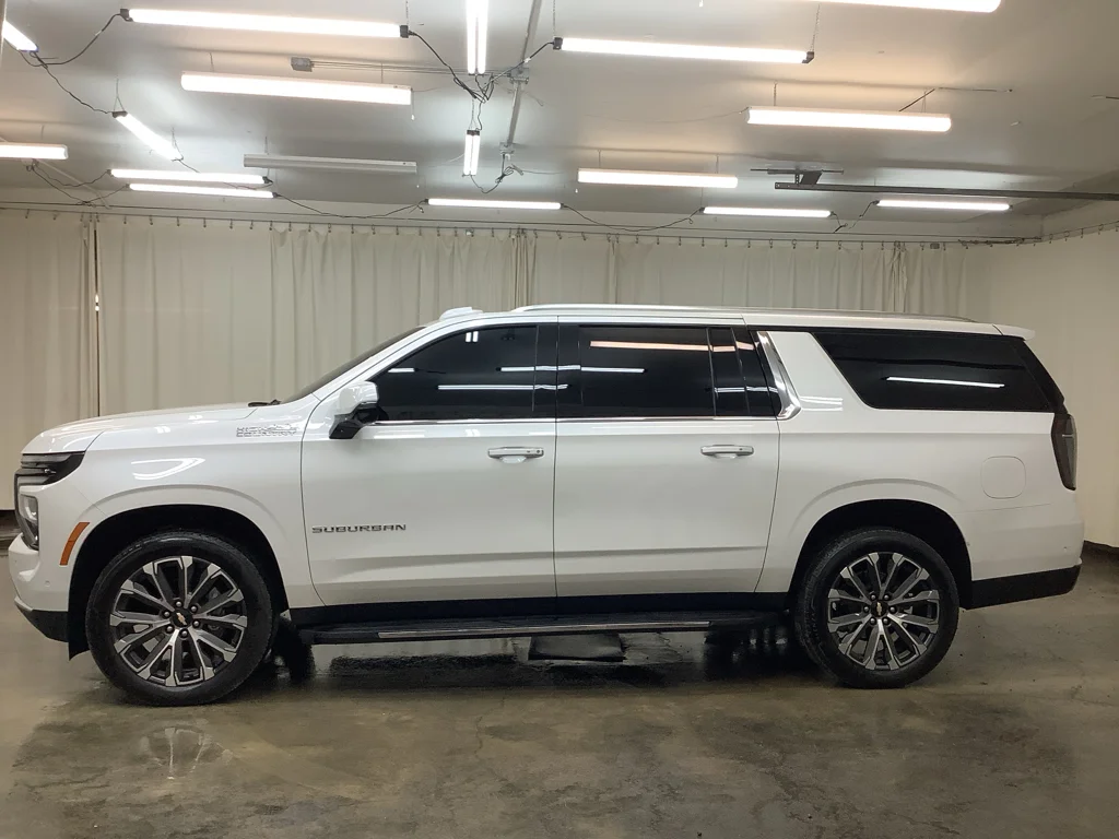 Used 2025 IRIDESCENT PEARL TRICOAT Chevrolet High Country image 11