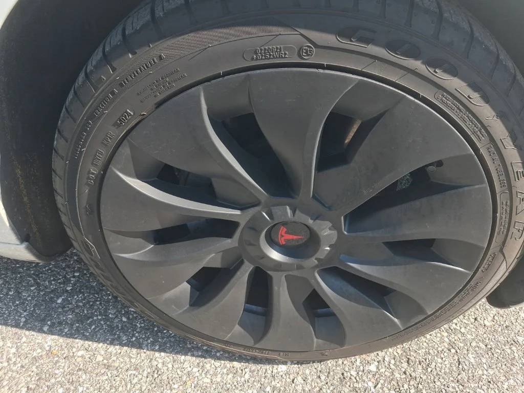 Used 2023  Tesla Base image 14
