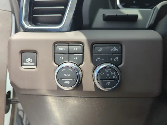 Used 2023 White GMC Denali image 41