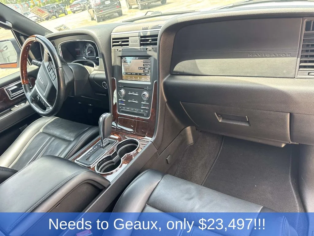 Used 2017 White Lincoln Select image 35