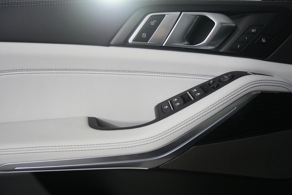 New 2026 Carbon Black Metallic BMW xDrive40i image 8