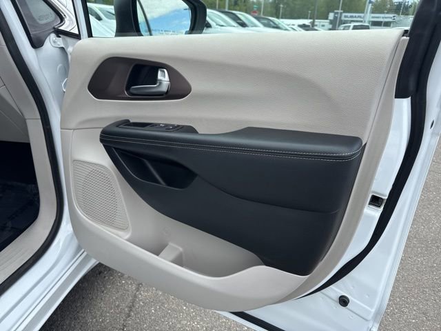 Used 2023 Bright White Clearcoat Chrysler LX image 8