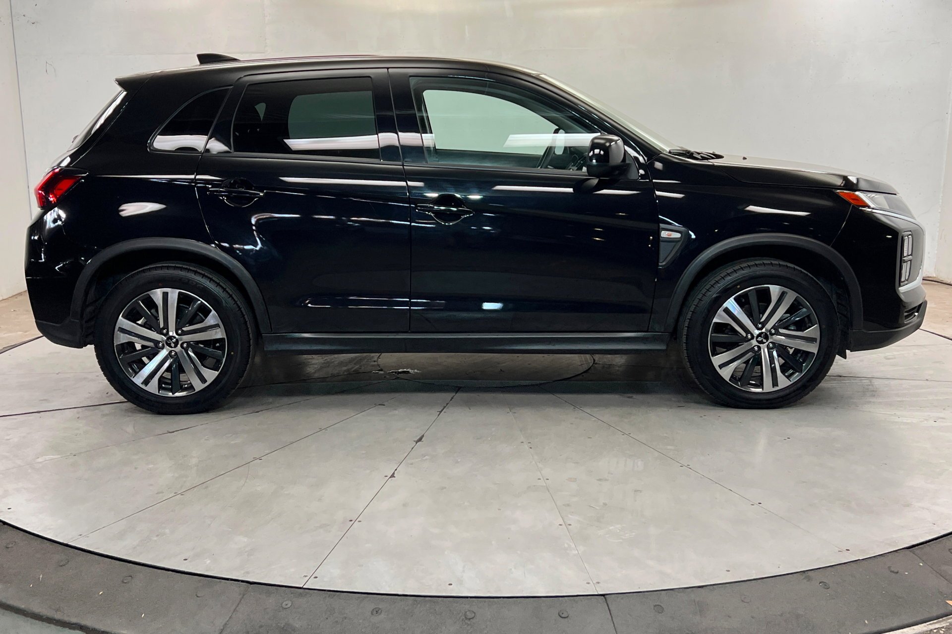 Used 2025 Silver Mitsubishi 2.0 ES image 7