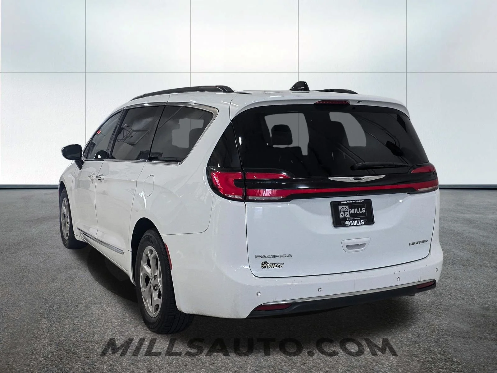 Used 2023 White Chrysler Limited image 5