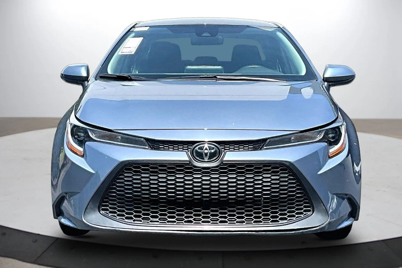 Certified Used 2021  Toyota LE image 3