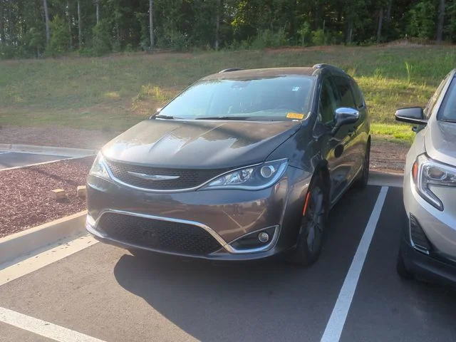 Used 2018 Gray Chrysler Limited image 6