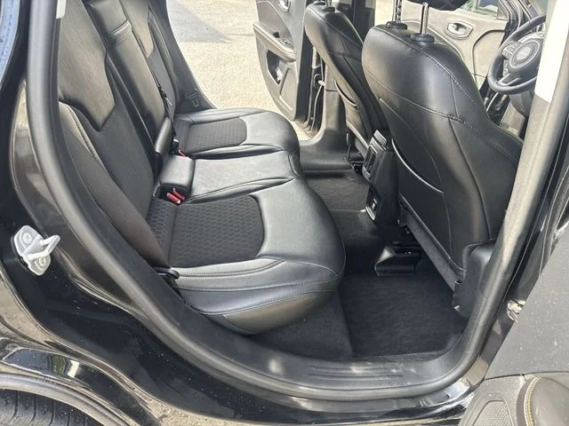 Used 2018 Black Jeep Latitude image 11