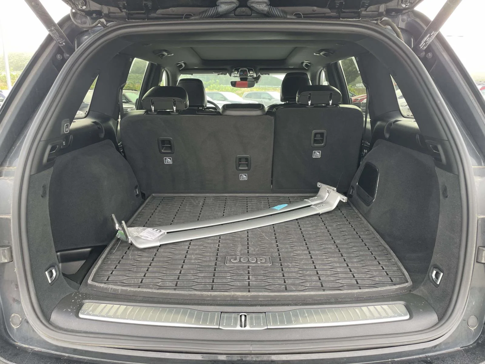 Used 2022 Diamond Black Crystal Pearlcoat Jeep Overland image 30