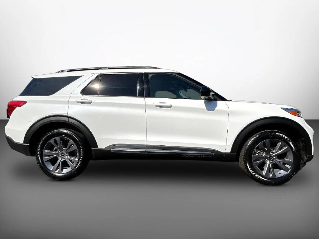 Used 2023 White Metallic Ford XLT image 8