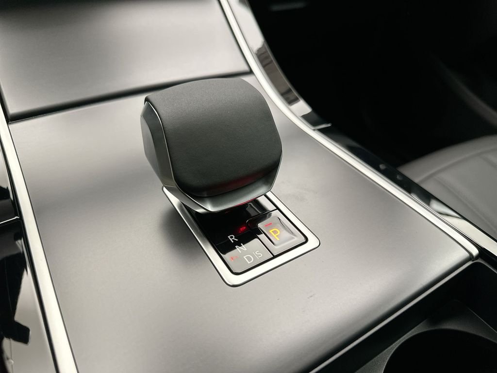 New 2026 Arroios Grey Metallic Land Rover S image 12